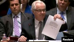 Віталій Чуркін із документом, який він назвав копією листа Віктора Януковича, на засіданні Ради безпеки ООН у березні 2014 року 