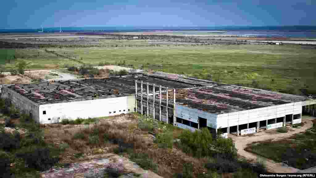 Baqımsı qalğan zavod binalarınıñ manzarası