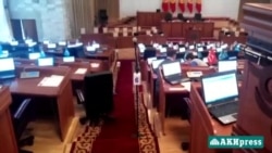 Сотрудники Аппарата ЖК меняют кресло