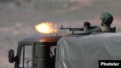 Արցախի Պաշտպանության բանակի զինծառայողը մարտի ժամանակյ, հոկտեմբեր, 2020թ.