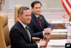 Дзяржаўны сакратар ЗША Марка Рубіё (зьлева), дарадца ЗША ў нацыянальнай бясьпецы Майк Уолц