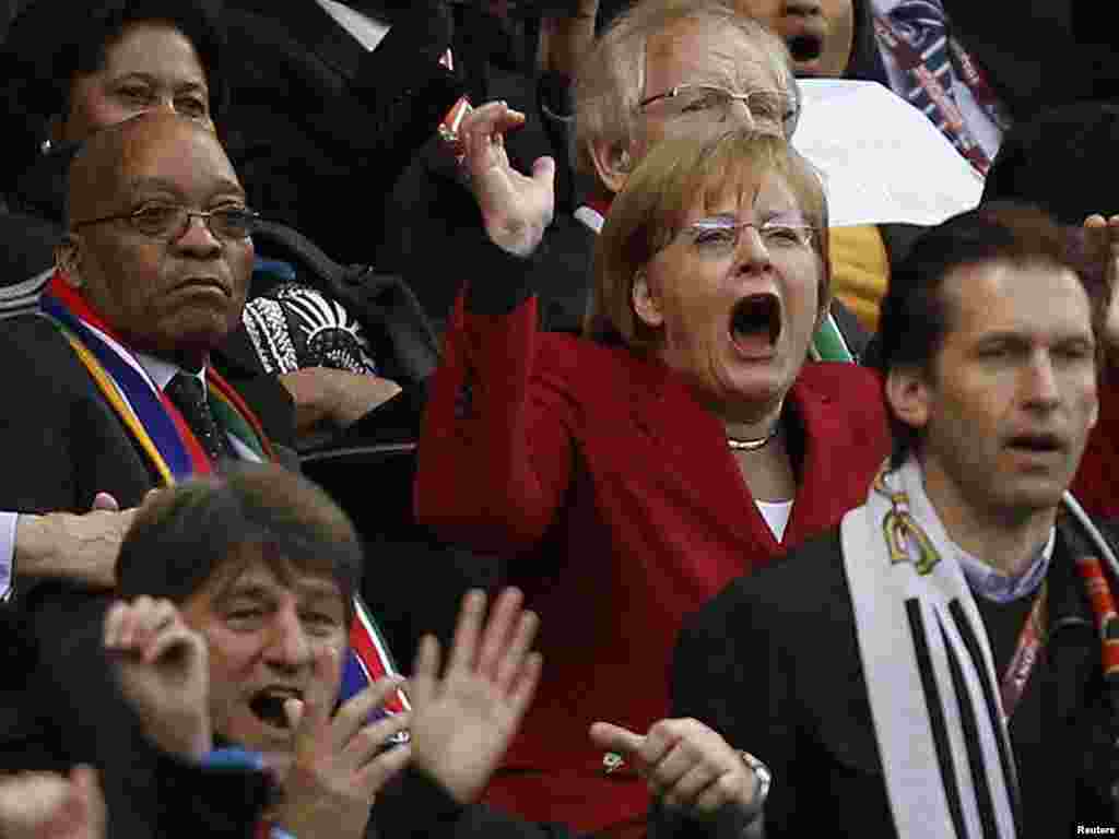 آنگلا مرکل، صدراعظم آلمان، پس از به ثمر رسیدن گل تیم آلمان از خوشحالی به هوا می پرد