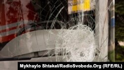 Розбите вітрове скло в одеському тролейбусі