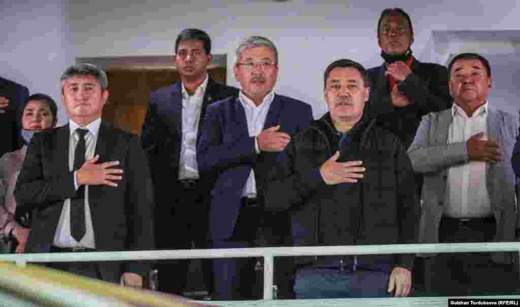 Коронавирус пандемиясына карабай&nbsp;стадионго күйөрмандар көп келди. Оюнду Кыргызстандын президенти Садыр Жапаров дагы келип көрдү.