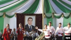 مرگ صفر مراد نيازوف در دسامبر سال ۲۰۰۶ و صعود غير مترقبه بردی محمدوف به عاليترين پست کشور، اميد ايجاد تغييرات را در اين کشور سابقا کمونيستی زنده کرده است.