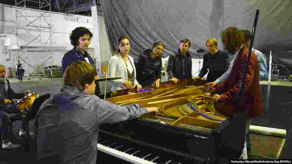 Репетиція &laquo;Опери-реквієму &laquo;Йов&raquo; для препарованого роялю, віолончелі, ударних та голосів&raquo;. Музиканти грають на клавішах та струнах роялю