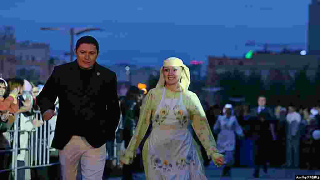 Камал театры каршында яңа сезон ачу тантанасы. Алмаз Сабирҗанов һәм Гөлчәчәк Гайфетдинова.