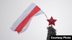 Бел-чырвона-белы сьцяг на навагодняй ялінцы ў Віцебску, 2013 год