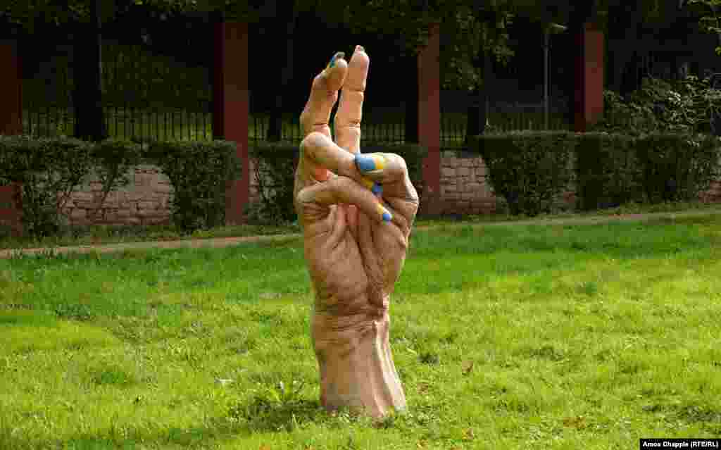 مجسمهٔ اعتراضی اثر جان اسلوونچیک در پارکی بیرون سفارت روسیه در پراگ، جمهوری چک؛ عکس در اکتبر ۲۰۲۵ گرفته شده است.