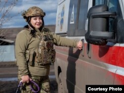 Анастасія Хлівна біля машини медеваку