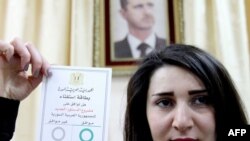 یکی از شرکت‌کنندگان در رأی‌گیری برای قانون اساسی جدید سوریه- هفتم اسفندماه