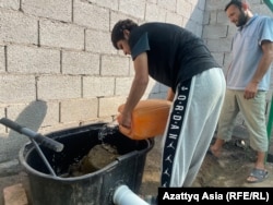 Илҳом ҳар куни эрталаб биореакторни ёқилғи билан тўлдиради.