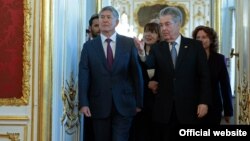 Кыргызстан президенти Алмазбек Атамбаев жана Австрия мамлекет башчысы Хайнц Фишер. 23-март, Вена. 