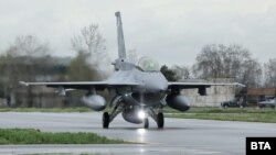 Първият български изтребител F-16 каца на летището в Граф Игнатиево.