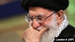 «اشک‌ها، گریه‌ها و مناجات شبانه آیت‌الله خامنه‌ای هیچ تأثیری در صعود و سقوط اقتصادی ندارند. همچنین امام زمان و خداوند نیز در تحولات اقتصادی نقشی ایفا نمی‌کنند. چراکه علم تجربی مدرن «اسطوره‌زدایی» و «افسون‌زدایی» شده است».