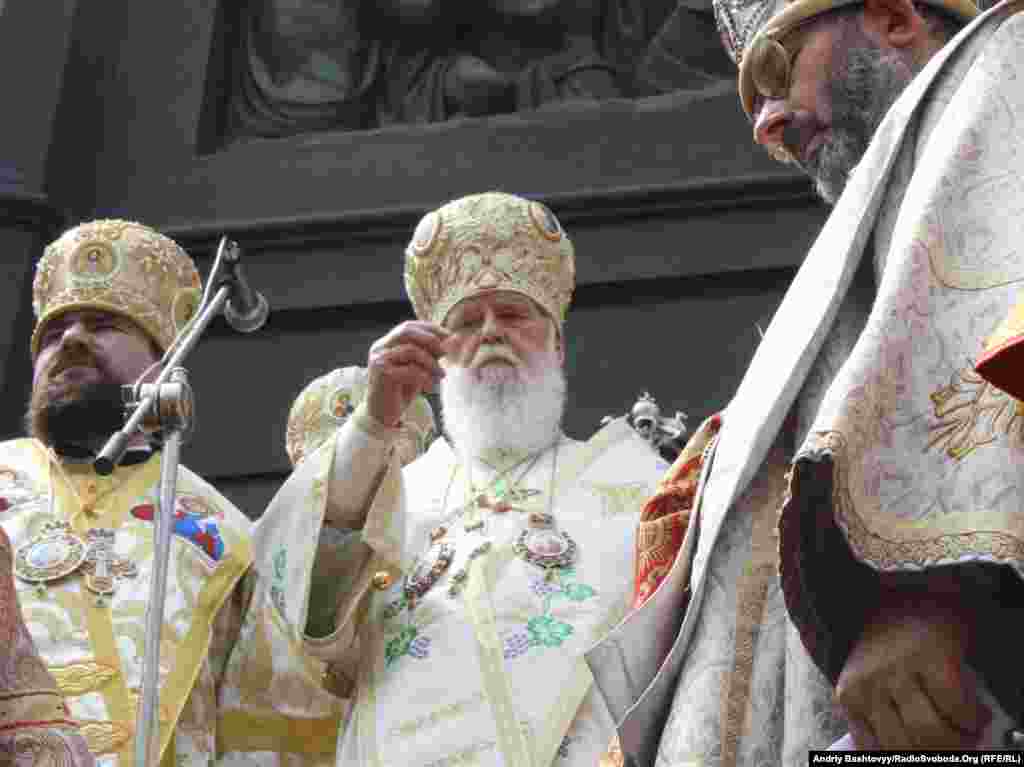 Філарет, Патріарх Київський і всієї Русі-України вітає прочан, що зібралися на Володимирській гірці. 