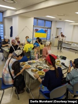 Дарія разом із евакуйованими українцями проводила урок приготування борщу для японців