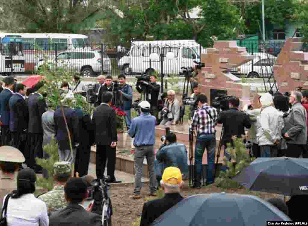 Саяси қуғын-сүргін құрбандарына арналған естелік тақташаның ашылу салтанаты. Қарағанды облысы Долинка ауылы, 31 мамыр, 2011 жыл.  