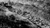 Фотографія 1944 року. На ній частина Бабиного Яру на околиці Києва, в якій виявили тисячі тіл цивільних осіб, убитих нацистами. У 1941–1943 роках у Бабиному Яру були розстріляні, за різними даними, від 70 до 200 тисяч осіб