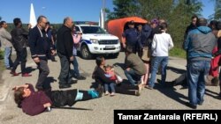 Родственники задержанных жителей Зугдидского района, в основном женщины и дети, попытались перекрыть въезд на Ингурский мост