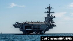 ناو هواپیمابر آبراهام لینکلن در مسیر خود به سوی خلیج فارس روز پنج‌شنبه از کانال سوئز عبور کرد.