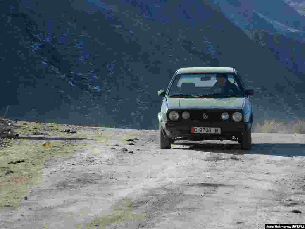 Кажы-Сай айылына жетүү үчүн унаасы жоктор үч-төрт чакырымды жөө басып барышат.