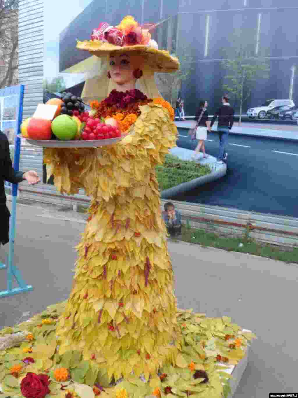 Композиция из осенних листьев. 