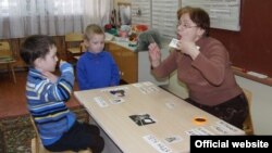 Елизавета Ласточкина исемендәге мөмкинлекләре чикләнгән бакчада ишарәләр белән урысча сөйләшергә өйрәнәләр.