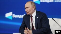 V.Putin "Valday" Beynəlxalq Diskussiya Klubunun plenar iclasında. 2 oktyabr 2025