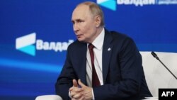 Напередодні Путін заявив, що Москва швидко відреагує, якщо вважатиме, що Європа її провокує, і сказав, що майже весь альянс НАТО зараз воює проти Росії через Україну