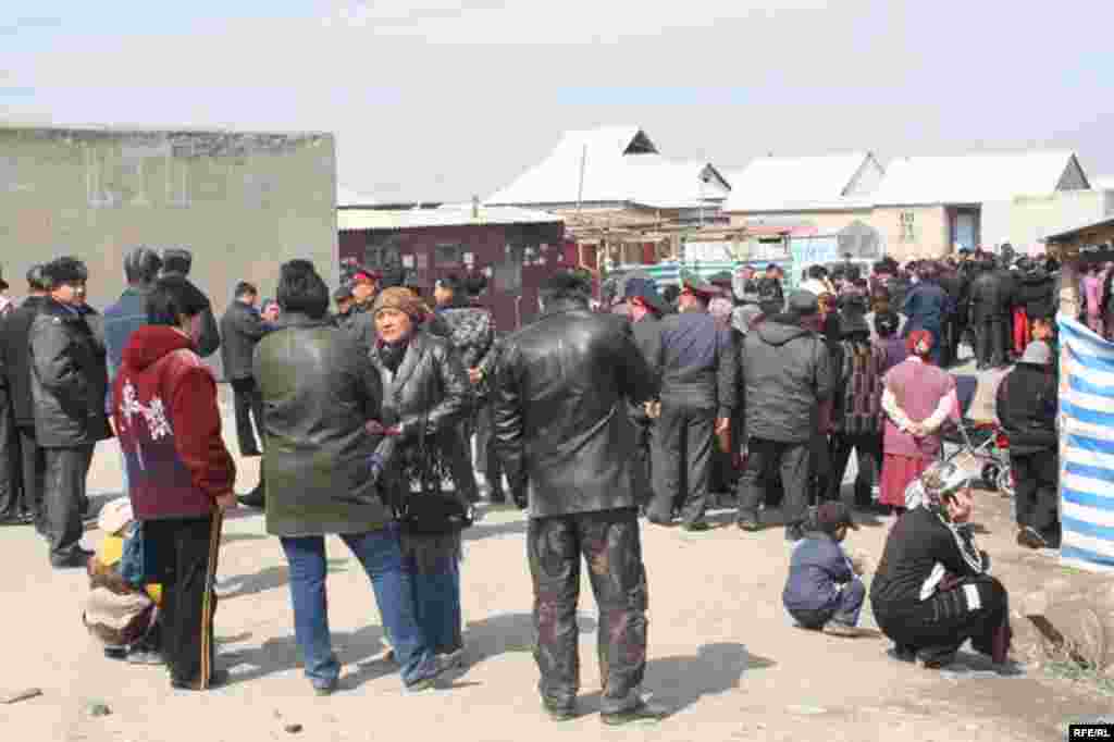 Ак- Жар конушу жайгашкан жер жеке менчикте болгондуктан,  бул жерде там салгандар ушул маселени чечүүнү талап кылышты. 