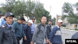 Балыкчы окуясы боюнча айыпталгандарды сотко алып келүүдө.