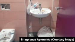 В миграционном хорватском лагере в Порине. Туалет.