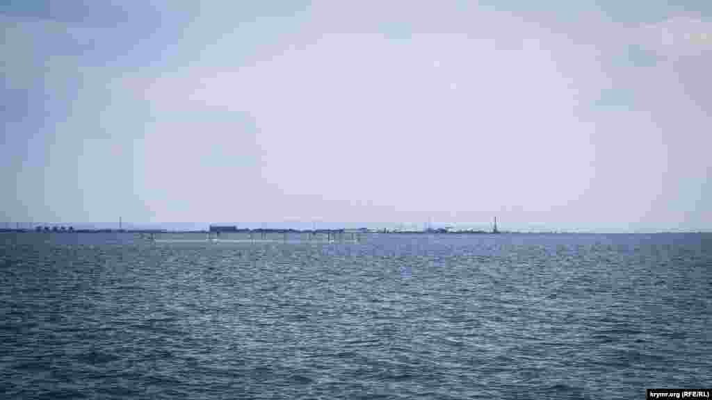 Balıqçılar balıq tutmağa daa deñizge çıqmay, amma dalğalarda qararıp turğan qazıq ağlarınıñ qazıqları, Azaq deñiziniñ bol bereketini hatırlata