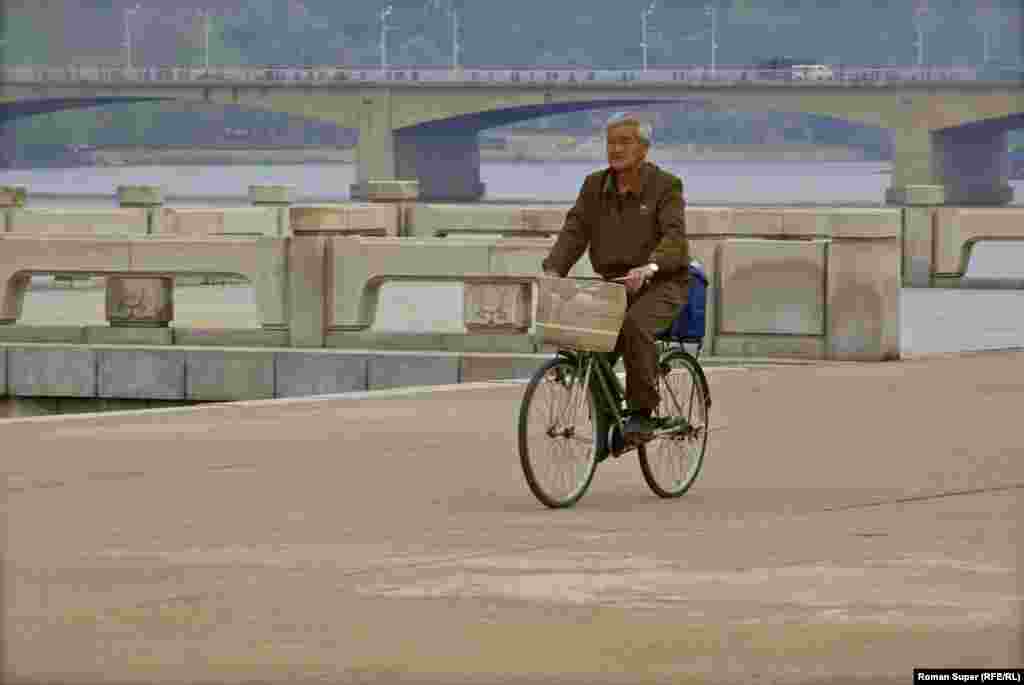 Таварыш едзе з працы дадому. Пхэньян - вельмі роварны горад. Як Амстэрдам. У горадзе вельмі мала машын. Але яшчэ менш - жывёл