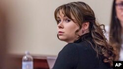 Колишня зброярка у фільмі «Іржа» Ханна Гутьєррес-Рід на судовому процесі в окружному суді у Санта-Фе, Нью-Мексико, США, 6 березня 2024 року