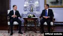 Россия Бош вазири Дмитрий Медведев ва Қирғизистон Бош вазири Жўўмарт Ўтўрбаев Москвадаги учрашув пайтида.