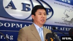 Убактылуу өкмөт башчынын орун басары Темир Сариев маалымат жыйынында, 2010-жылдын 6-майы.