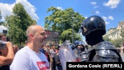 Maskirani policajci na barikadi u beogradskoj opštini Zemun, gde je više stotina demonstranata blokiralo saobraćaj 30. juna