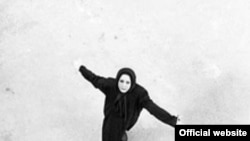 خانم آقایی به نشانه سپاس از مطبوعات جايزه نقدی خود را به يک خبرنگار جوان اهدا کرده است.