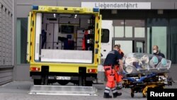 А.Навальний Берлиндаги “Шарите” клиникасига олиб кириб кетилаётган пайт, 2020 йил 22 августи.