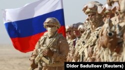 Нерӯҳои Русия ҳангоми тамрин дар наздикии марзи Тоҷикистон бо Афғонистон. Тобистони соли 2021