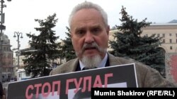 Андрэй Зубаў ля Салавецкага камня ў Маскве. Архіўнае фота. 