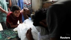 Палестинци оплакват свой близък, убит от израелски удар в Газа, 19 юли 2025 г.