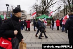 Беларускія сьцягі на акцыі ў цэнтры Вільні. 26 студзеня 2025
