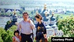 Чыңгыз Айтматов жубайы Мария Урматова жана кызы Ширин менен Киевде. Украина.                    