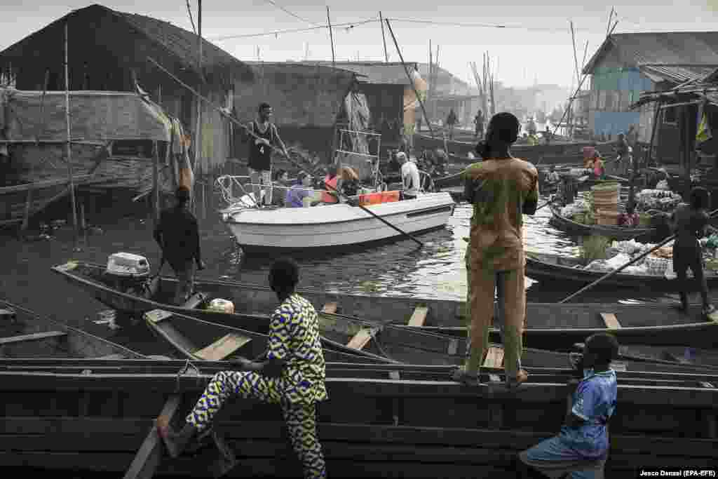 Човен із туристами проходить каналами Макоко &ndash; стародавнього рибальського села, яке перетворилося на величезне неформальне поселення на берегах Лагоської затоки в Нігерії