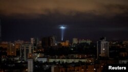 Пошук дронів у небі над Києвом під час російської нічної повітряної атаки, вересень 2024 року