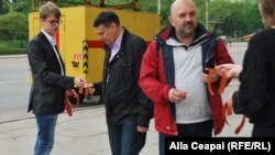 Пророссийские активисты раздают георгиевские ленточки в Кишиневе в канун Дня Победы во Второй мировой войне. Май 2015 года.