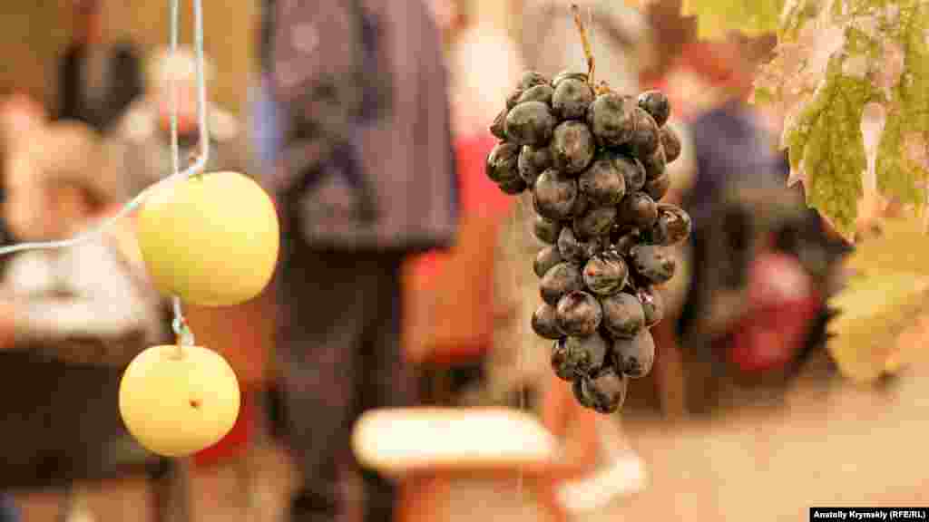 Azbarda yüzüm salqımlarını, alma, nar ve qanfetlerni asıp qoydılar